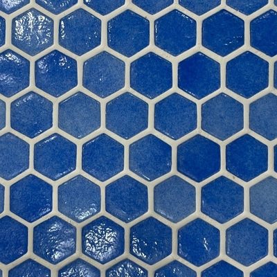 Pâte de verre en hexagones 30 mm, bleue, mouchetée. Pour piscines, hammams et douches.