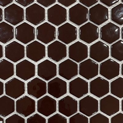 Pâte de verre en hexagones 30 mm, brune, sérigraphiée. Pour piscines, hammams et douches.