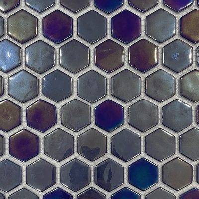 Pâte de verre en hexagones 30 mm, grise, sérigraphiée. Pour piscines, hammams et douches.
