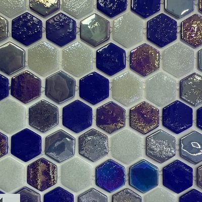 Pâte de verre en hexagones 30 mm, bleue, sérigraphiée. Pour piscines, hammams et douches.