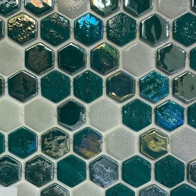 Pâte de verre en hexagones 30 mm, verte, sérigraphiée. Pour piscines, hammams et douches.