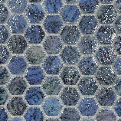 Pâte de verre en hexagones 30 mm, grise, sérigraphiée. Pour piscines, hammams et douches.