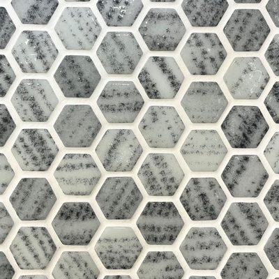 Pâte de verre en hexagones 30 mm, grise, sérigraphiée. Pour piscines, hammams et douches.