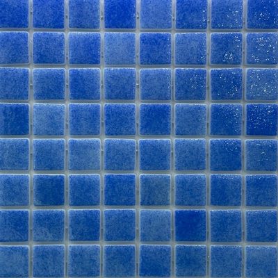 Pâte de verre en carrés 2,5 cm, bleue, mouchetée. Pour piscines, hammams et douches.