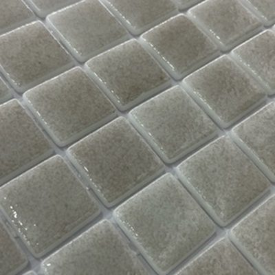 Pâte de verre en carrés 2,5 cm, grise, mouchetée. Pour piscines, hammams et douches.