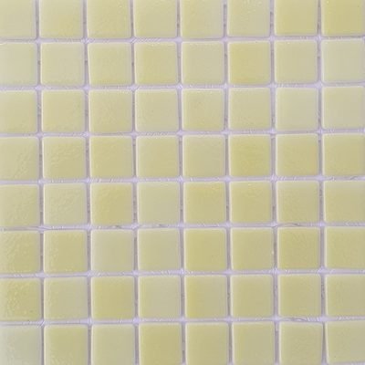 Pâte de verre en carrés 2,5 cm, jaune, mouchetée. Pour piscines, hammams et douches.