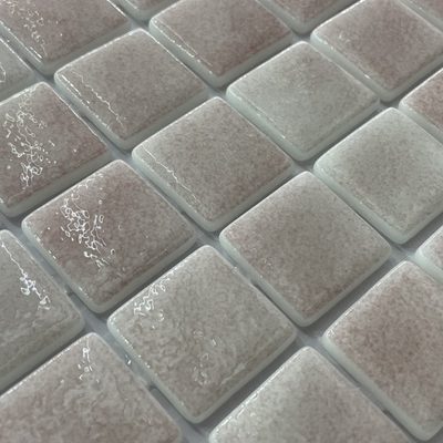 Pâte de verre en carrés 2,5 cm, grise, mouchetée. Pour piscines, hammams et douches.