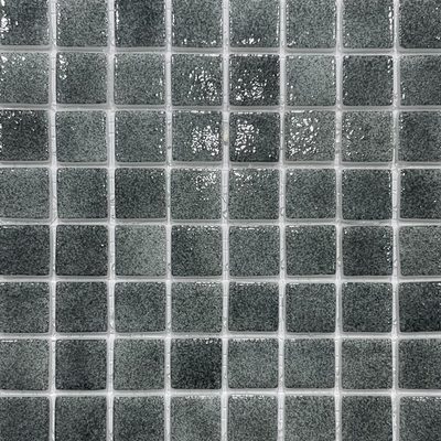 Pâte de verre en carrés 2,5 cm, grise, mouchetée. Pour piscines, hammams et douches.