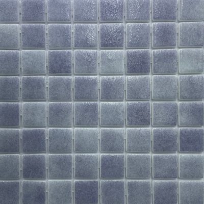 Pâte de verre en carrés 2,5 cm, grise, mouchetée. Pour piscines, hammams et douches.