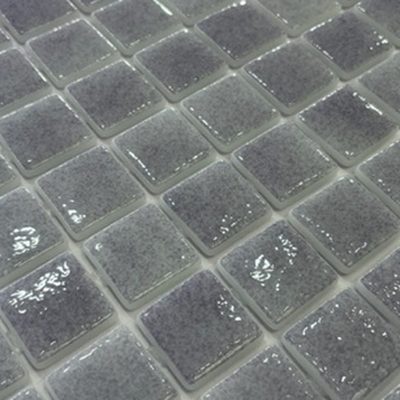Pâte de verre en carrés 2,5 cm, grise, unie. Pour piscines, hammams et douches.
