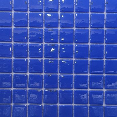 Pâte de verre en carrés 2,5 cm, bleue, teintée masse. Pour piscines, hammams et douches.