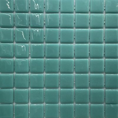 Pâte de verre en carrés 2,5 cm, verte, teintée masse. Pour piscines, hammams et douches.