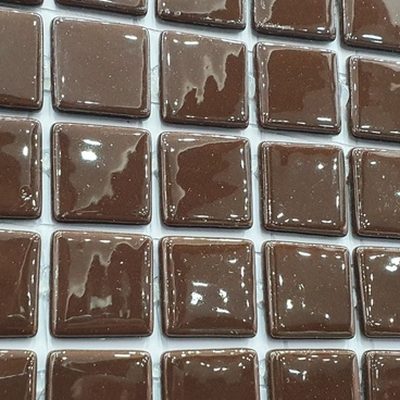 Pâte de verre en carrés 2,5 cm, brune, teintée masse. Pour piscines, hammams et douches.