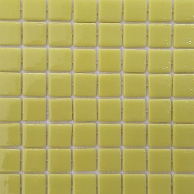 Pâte de verre en carrés 2,5 cm, jaune, teintée masse. Pour piscines, hammams et douches.