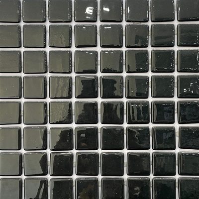 Pâte de verre en carrés 2,5 cm, noire, teintée masse. Pour piscines, hammams et douches.