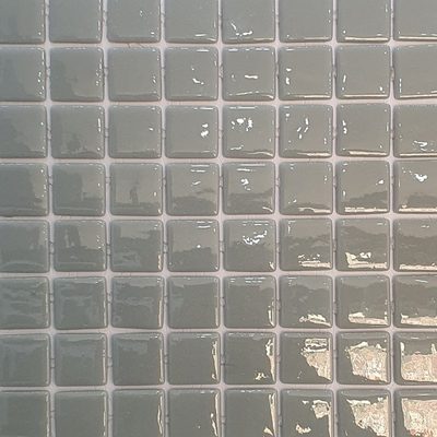 Pâte de verre en carrés 2,5 cm, grise, teintée masse. Pour piscines, hammams et douches.