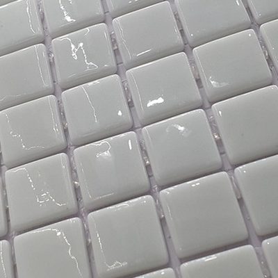 Pâte de verre en carrés 2,5 cm, blanche, teintée masse. Pour piscines, hammams et douches.