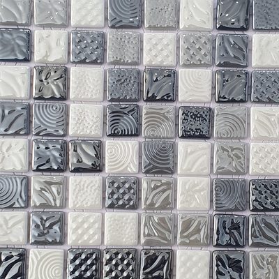 Pâte de verre en carrés 2,5 cm, grise, nacrée. Pour piscines, hammams et douches.