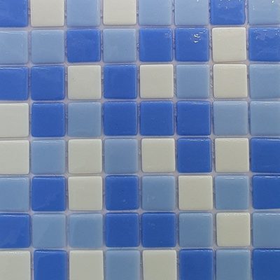 Pâte de verre en carrés 2,5 cm, bleue, teintée masse. Pour piscines, hammams et douches.