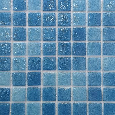 Pâte de verre en carrés 2,5 cm, bleue, mouchetée. Pour piscines, hammams et douches.