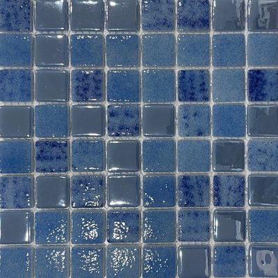 Pâte de verre en carrés 2,5 cm, bleue. Pour piscines, hammams et douches.