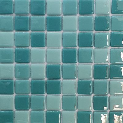 Pâte de verre en carrés 2,5 cm, verte, teintée masse. Pour piscines, hammams et douches.