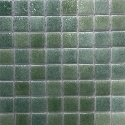 Pâte de verre en carrés 2,5 cm, verte, unie. Pour piscines, hammams et douches.