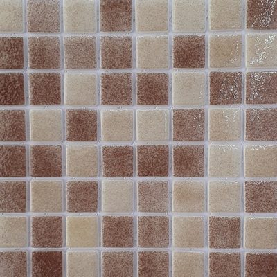 Pâte de verre en carrés 2,5 cm, brune, unie. Pour piscines, hammams et douches.