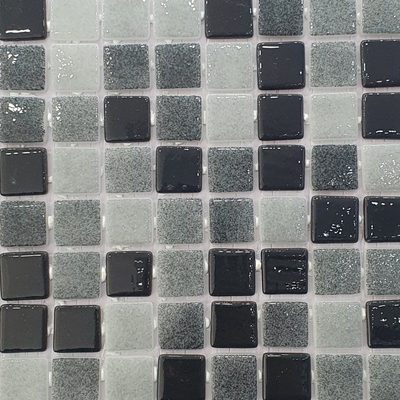 Pâte de verre en carrés 2,5 cm, grise, unie. Pour piscines, hammams et douches.