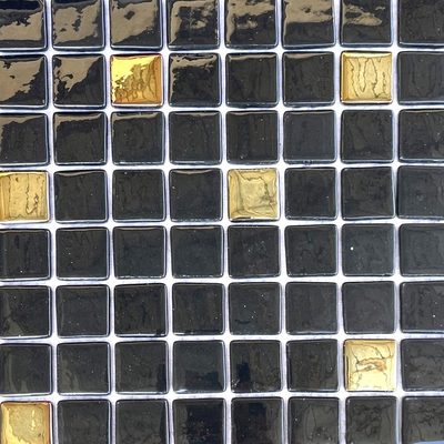 Pâte de verre en carrés 2,5 cm, noire, unie. Pour piscines, hammams et douches.