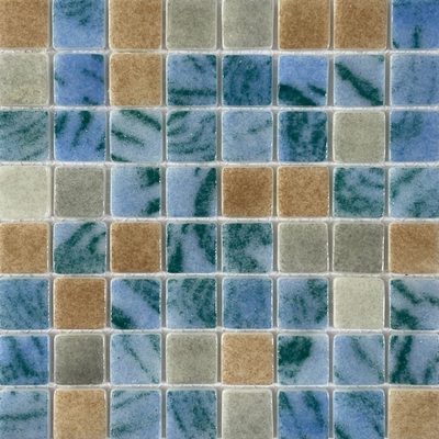 Pâte de verre en carrés 2,5 cm, bleue. Pour piscines, hammams et douches.