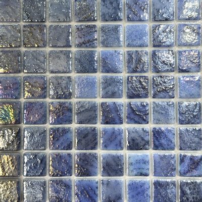 Pâte de verre en carrés 2,5 cm, grise. Pour piscines, hammams et douches.