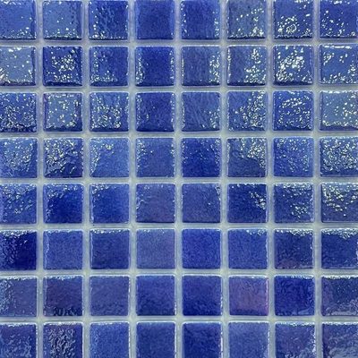 Pâte de verre en carrés 2,5 cm, bleue, nacrée. Pour piscines, hammams et douches.