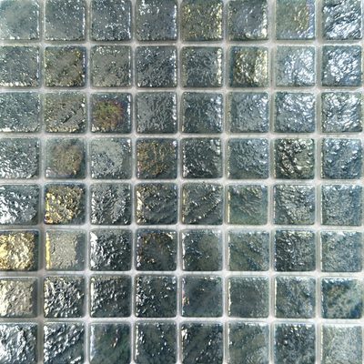 Pâte de verre en carrés 2,5 cm, grise. Pour piscines, hammams et douches.