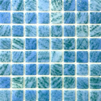 Pâte de verre en carrés 2,5 cm, bleue, mouchetée. Pour piscines, hammams et douches.
