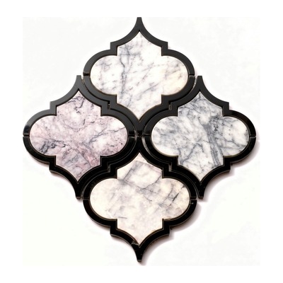 Quatre lanternes arabesques jet d'eau en marbre Lilac, encadrées de marbre noir