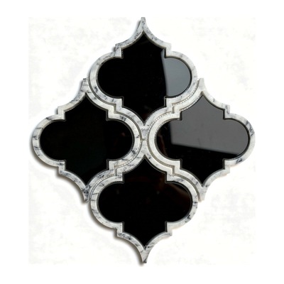 Quatre lanternes jet d'eau en verre noir sur cadres Carrare blanc