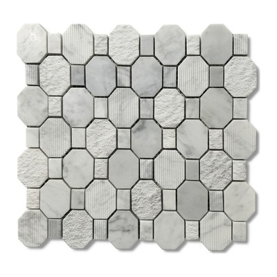 Octogones et cabochons de Carrare blanc, trois finitions : polie, bouchardée, striée