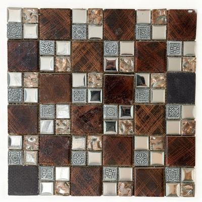 Modulaire cristal brun rouille à texture croisillonnée, carreaux miroir chromé bombés et petits carrés gravés de rosaces