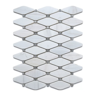 Losanges allongés de marbre blanc ponctués de petits cabochons gris