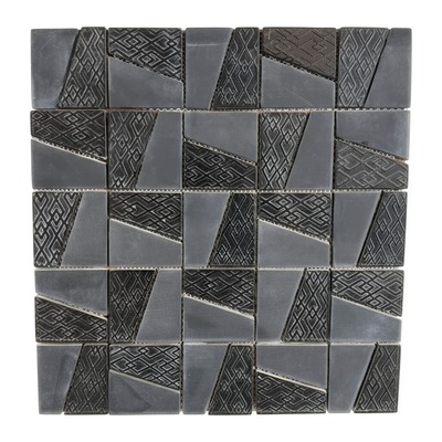 Patchwork de trapèzes en basalte gris et noir, certains gravés de motifs