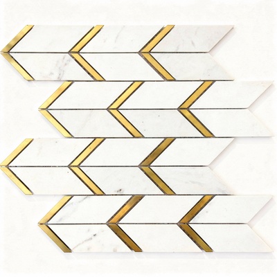 Chevron de marbre blanc et flèches acier or brossé