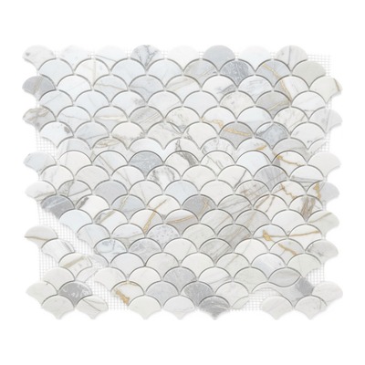 Éventails d'écailles en marbre Calacatta blanc