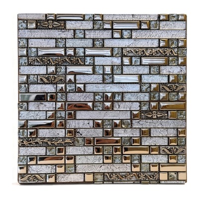 Mosaïque de cristal en briques imbriquées, feuille argent, chrome et bronze doré, décors baroques