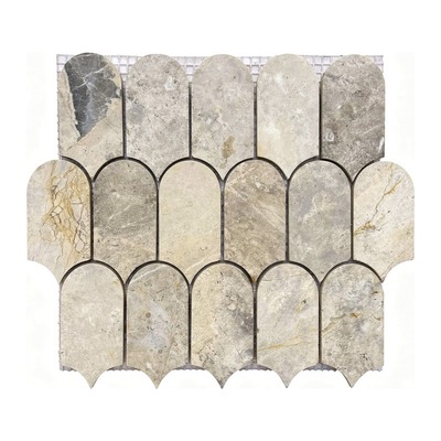 Mosaïque plumes pétales, calcaire gris et crème, finition adoucie