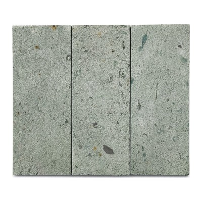 Grandes dalles de calcaire vert-gris, finition adoucie mate