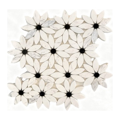Mosaïque fleur marguerite, pétales de Carrare blanc et cœurs de marbre noir, adoucie