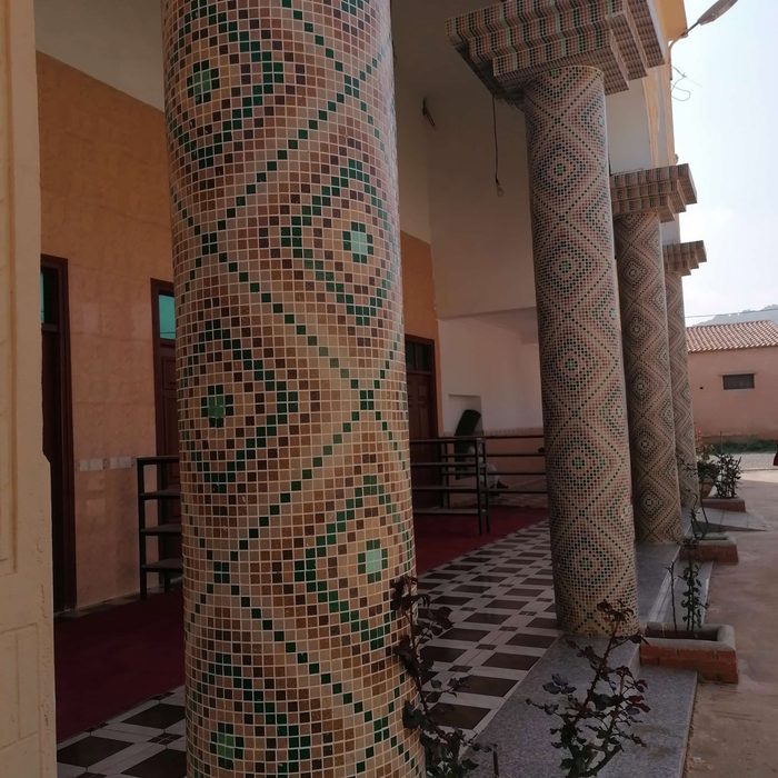 Colonnade extérieure, colonnes en mosaïque, cristal