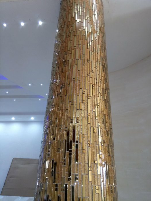 Colonne en baguettes de verre ambre et or, verre miroir