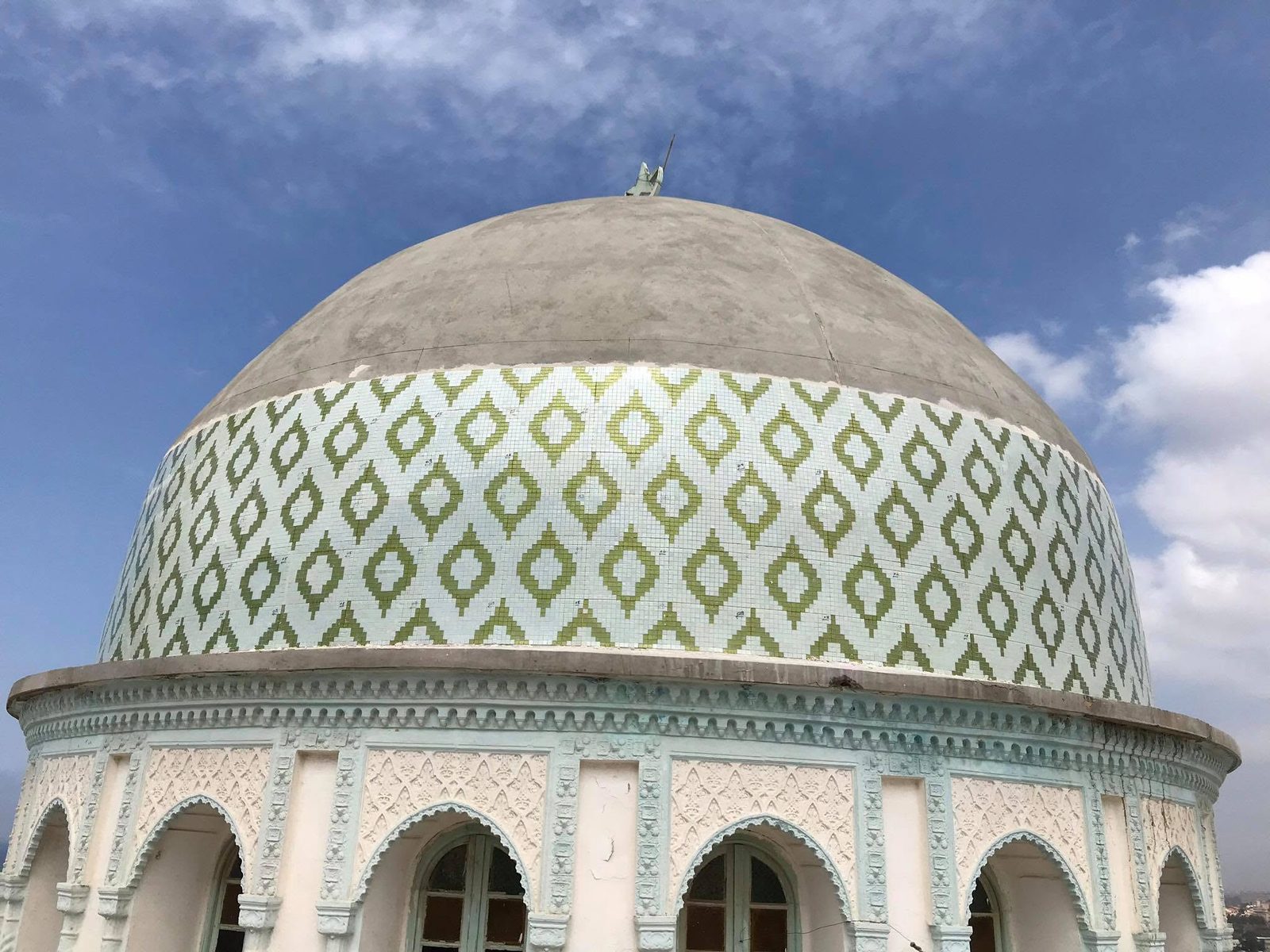 Coupole de mosquée en mosaïque verte et blanche posée par Pro Mosaïque